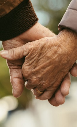 staruszkowie rece - Jak znaleźć miłość w zaawansowanym wieku?