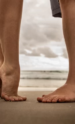 stopy pary na plaży